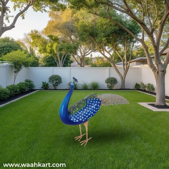 Pleasant Statue Of Peacock