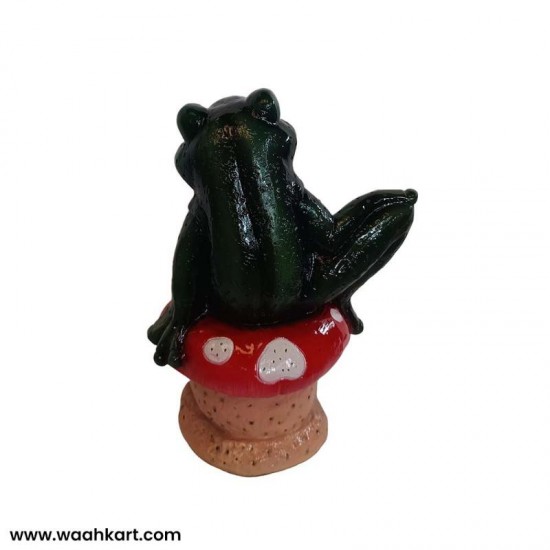Attractive Statue Of Frog Sitting On A Mushroom