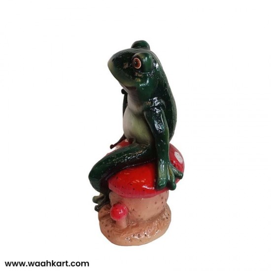 Attractive Statue Of Frog Sitting On A Mushroom